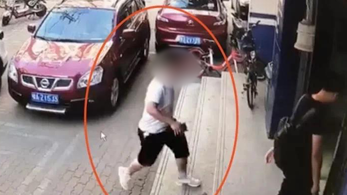 【送货上门?逃犯来派出所开无犯罪证明】近日,武汉某汽车服务公司工作人员来到汉阳区公安分局五