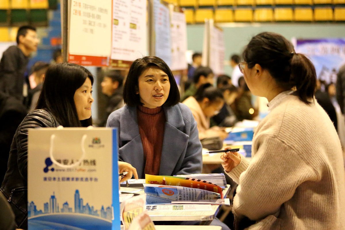 贵州省女生读药剂专业大专学校：适合吗？就业前景如何？