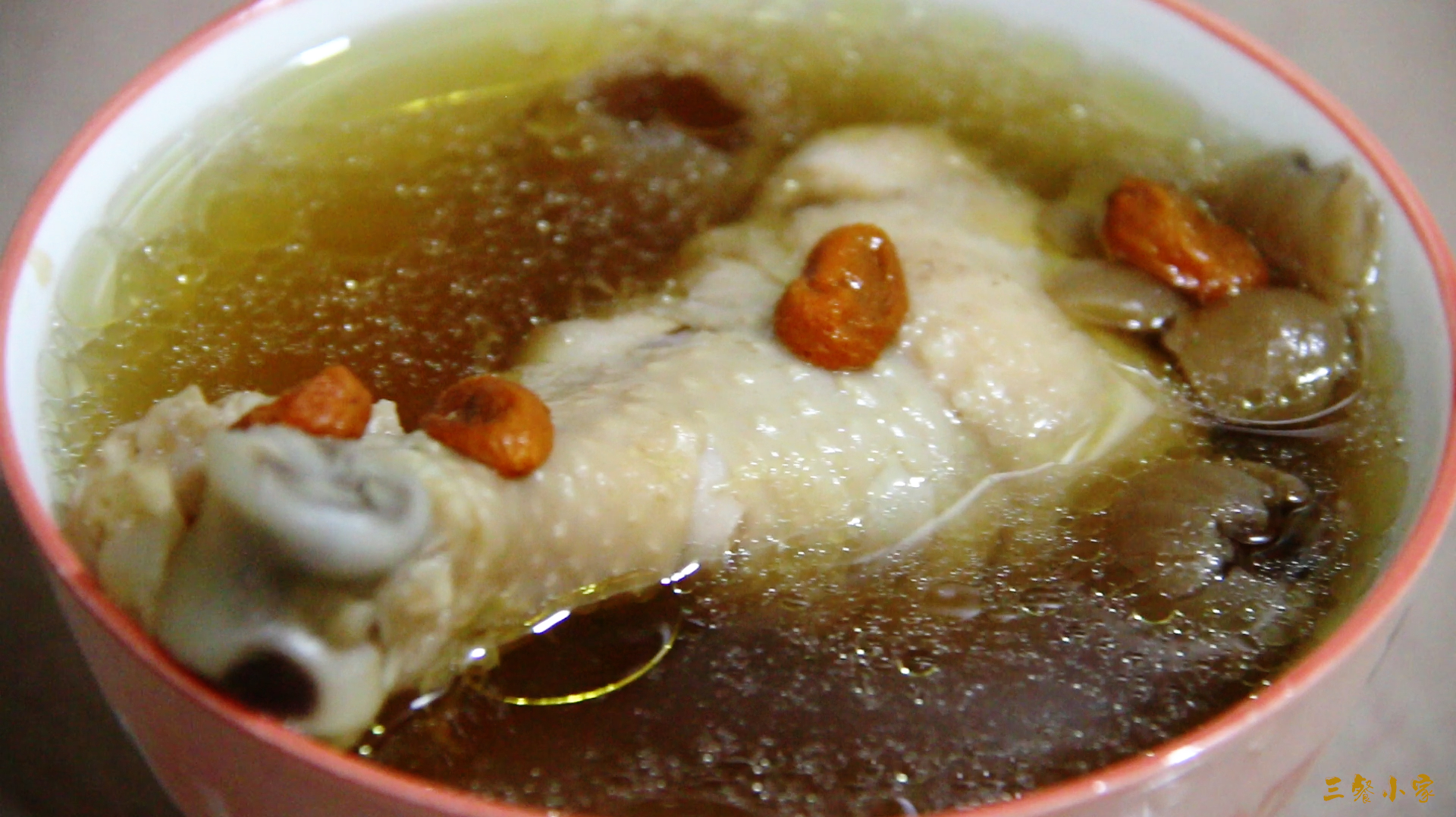 1只鸡腿,2片当归,做出一道鲜香味浓的暖身汤,好喝滋补又营养