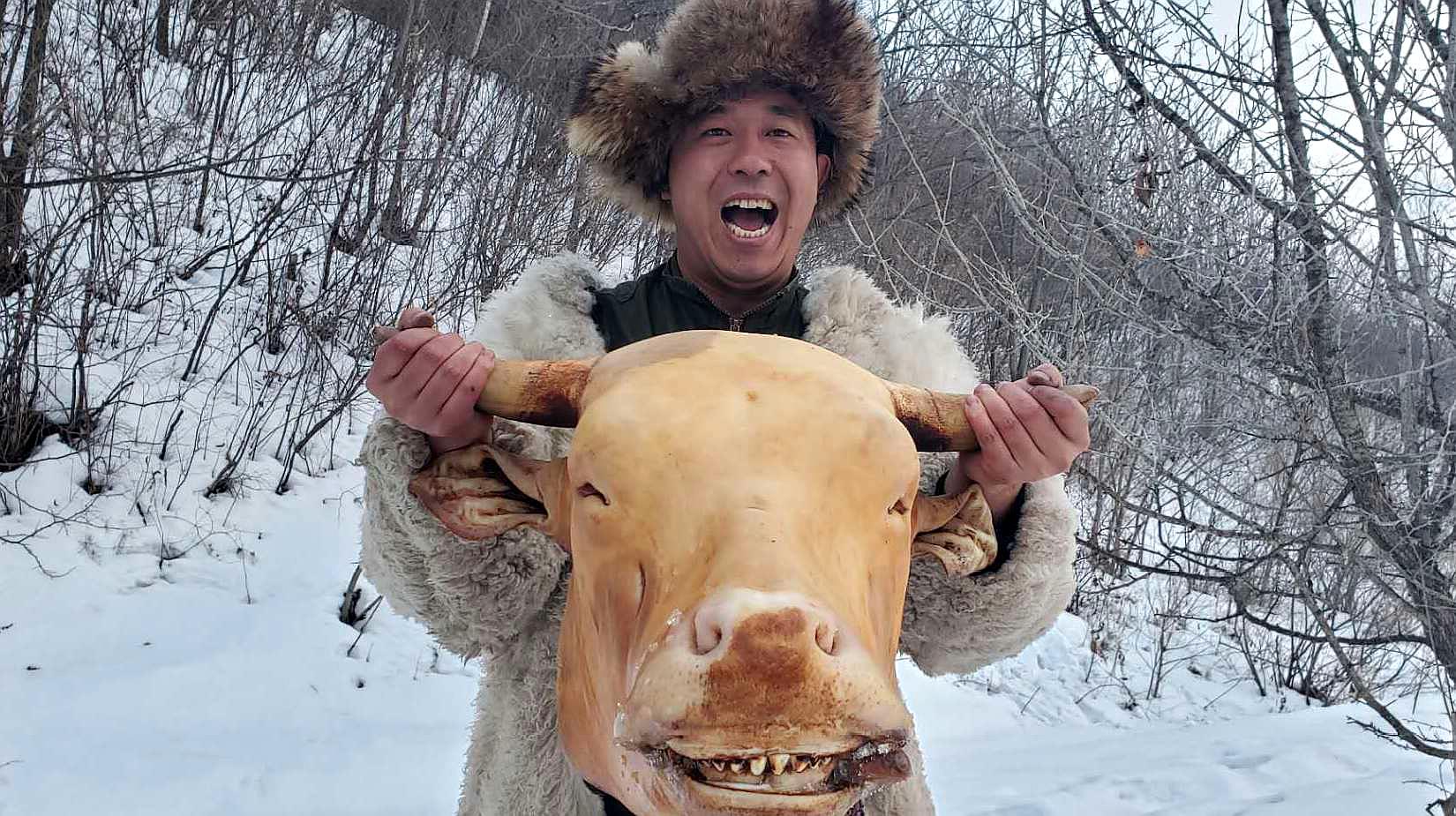 [图]冰雪长白山，雪地里烀牛头，大口吃肉，大口喝酒，真是牛气冲天