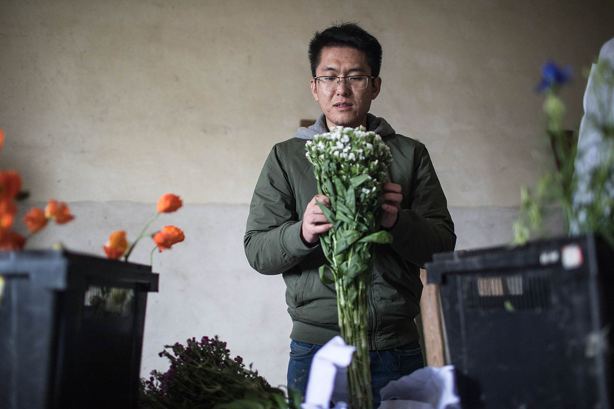 2019年3月2日,杭州,he在网上开了一家名为"植物图书馆"的花店,每一束