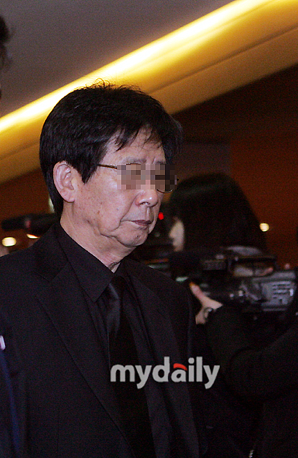 姐弟坠亡案二审延期：公众期待严惩，母亲寻求救赎