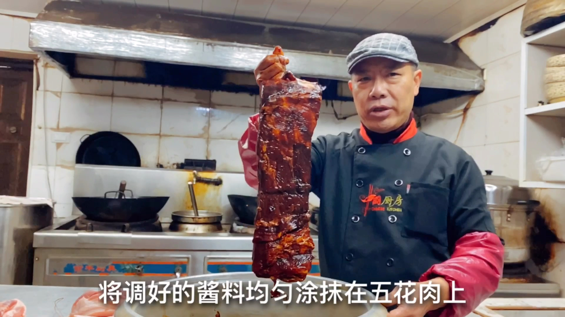 川菜大师亲自制作四川酱香肉的做法,比烟熏腊肉好多咯