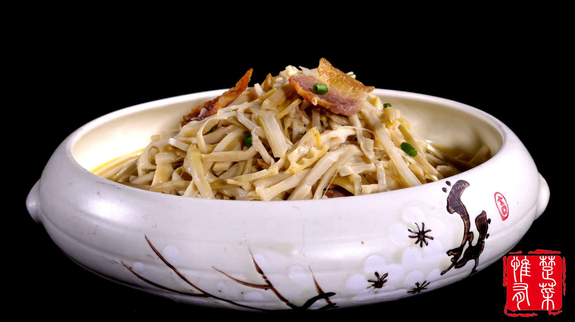 厨师长教你:“老腊肉炖野笋”的家常做法,腊香味浓,鲜嫩脆爽!