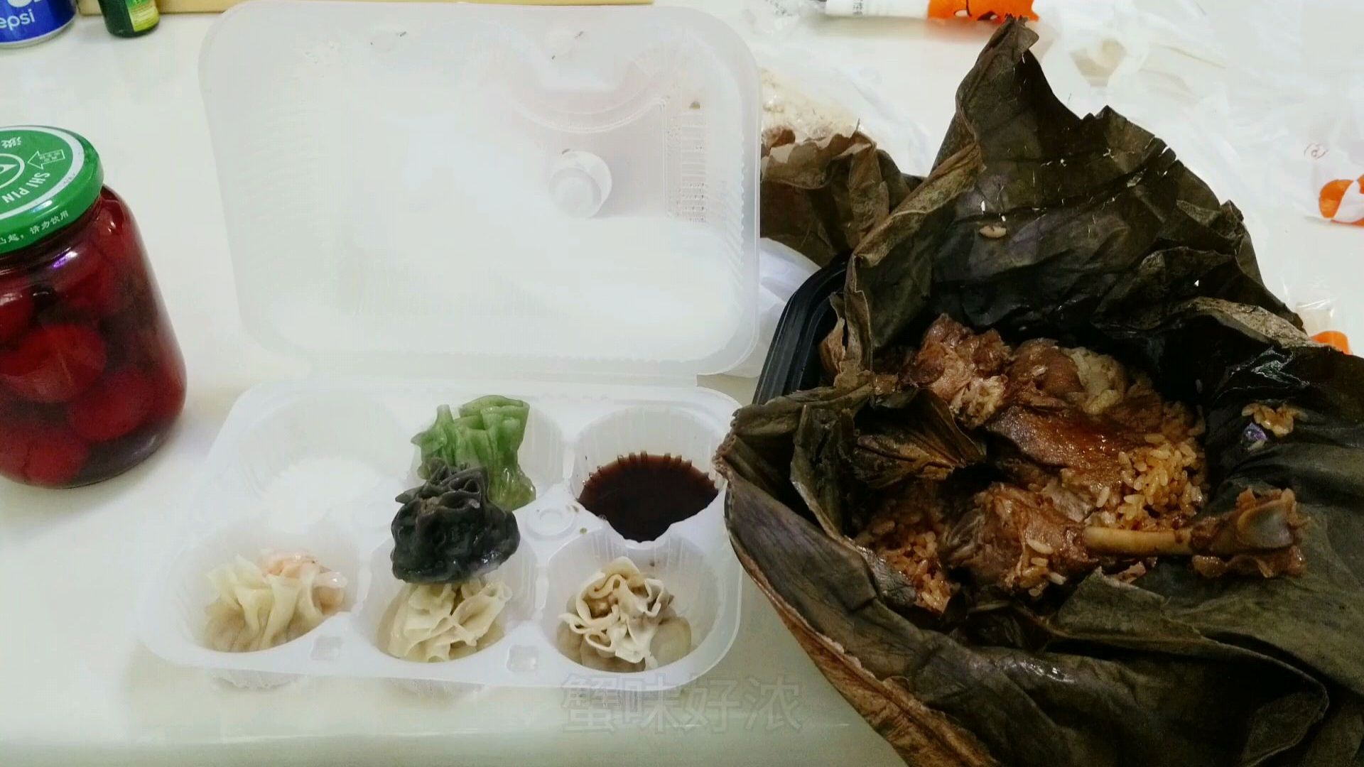 外卖50元“鸭腿荷叶饭”,加上全家福烧麦,配上杨梅罐头,太香了