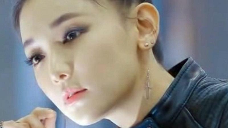 黑色皮衣的冷酷车模小姐姐,不苟言笑的表情真高冷,太帅了!