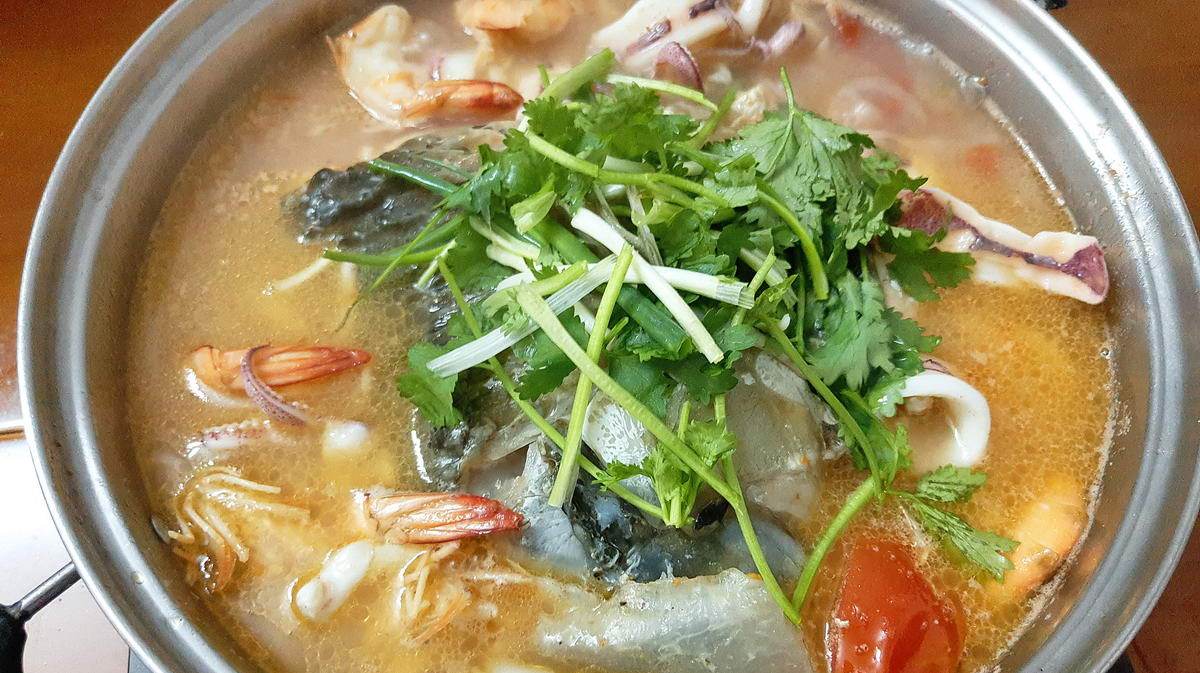 胡椒番茄海鲜汤煲,鲜酸辛辣味佳,但要趁热吃