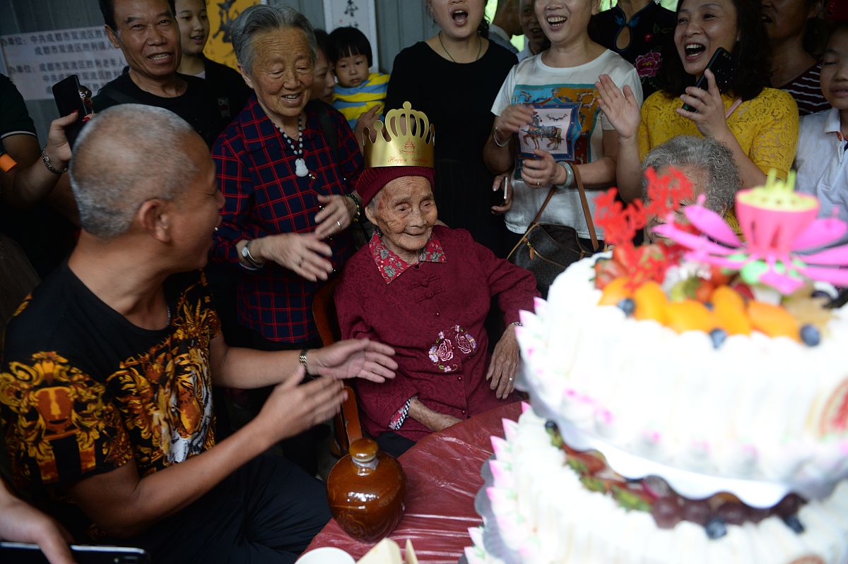 2019年8月31日,成都,朱郑氏老人坐在蛋糕前.(如下载使用,请务必署名红