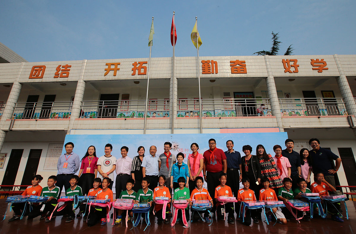 2015年09月11日,河南省郑州市,前奥运冠军慰问外来务工子弟.2015年09