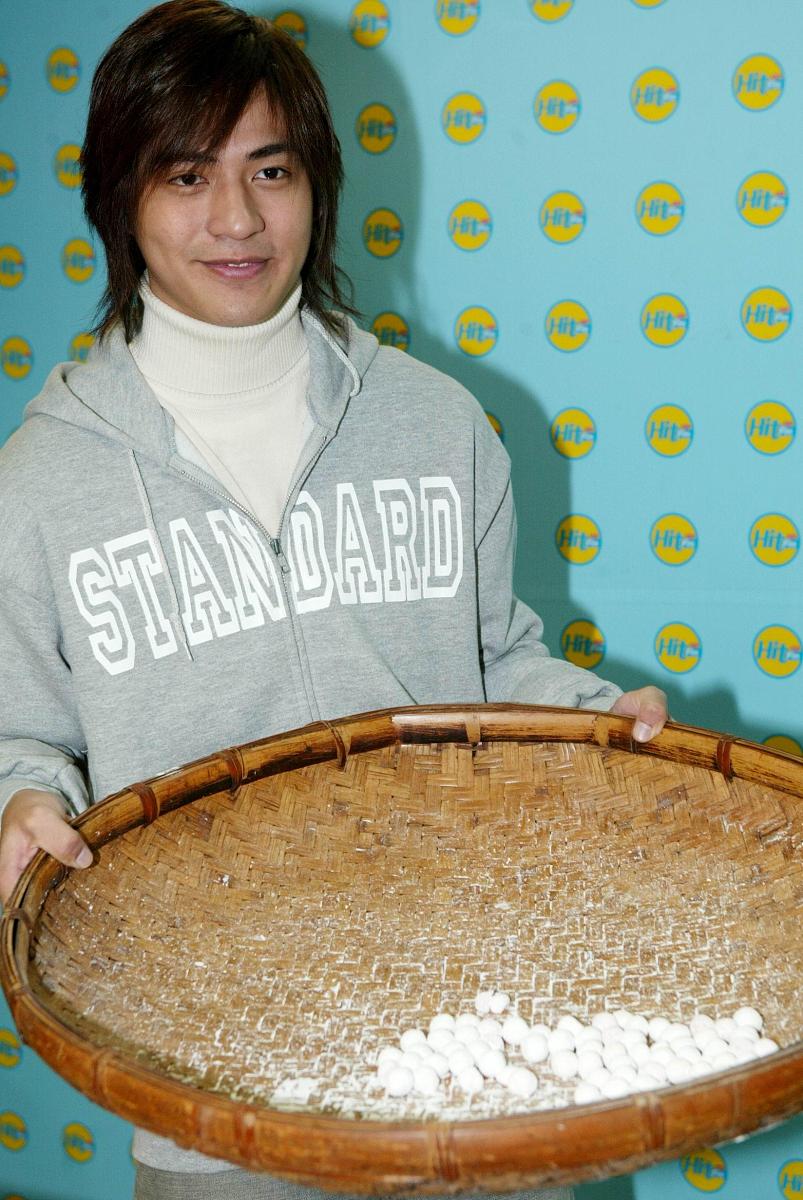 2003年12月22日,周渝民为冬至来临做汤圆.+++_+++周渝民,汤圆,厨,厨房