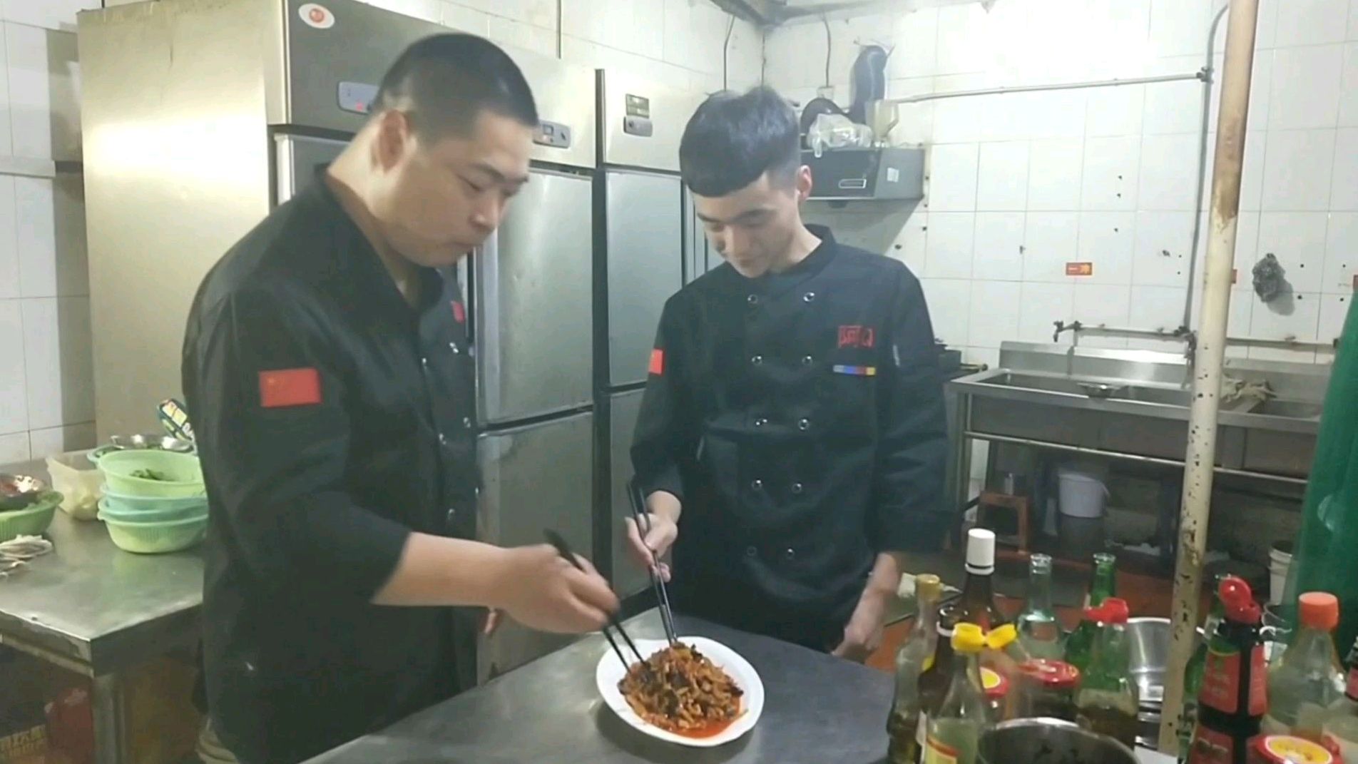 徒弟骗师傅想学鱼香肉丝做法,师傅手把手教,其实徒弟另有目的