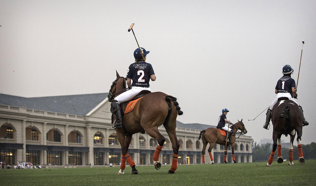 现在的我即将面临毕业和新的人生阶段回顾过去的三年我的思想、学习和生活等方面都发生了巨大的变化。以下是我在大学期间的成长历程和思想感悟。学习方面在大学的前两年我主要是以适应大学生活为主没有太多的压力和目标。但是到了大三随着专业知识的深入和就业压力的逐渐加大我开始意识到学习的重要性。于是我制定了详细的学习计划每天都会安排一定的时间来复习专业课程和学习专业技能。同时我也积极参加各种课外活动和实践项目提高