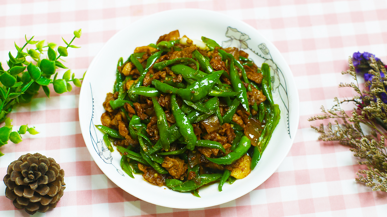 爱吃农家炒肉的一定要收藏,辣椒很香,汤汁下饭,只需一个小技巧