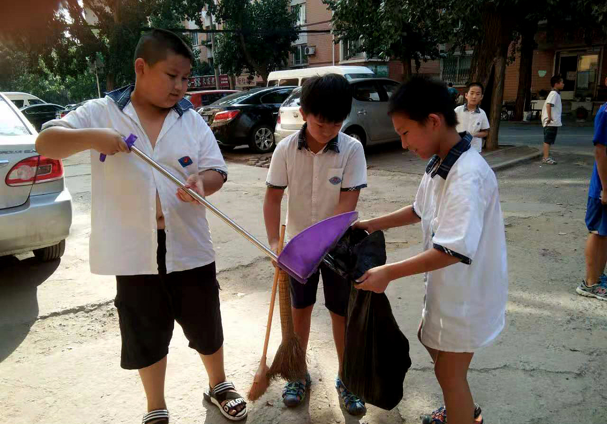 生活不以我为同学做实事为主题写一篇新闻稿。近日我校举行了一场以生活不以我为同学做实事为主题的活动。此次活动旨在倡导同学们积极参与社会实践为社会做出贡献。活动中学生会组织了一系列志愿服务活动包括义务清洁环境、慰问敬老院、为贫困学生捐赠物资等。同学们积极响应踊跃参与用实际行动践行了生活不以我为同学做实事的口号。此外学校还邀请了多位社会公益人士来校为同学们进行讲座分享他们的公益经历和心得。同学们深受启发