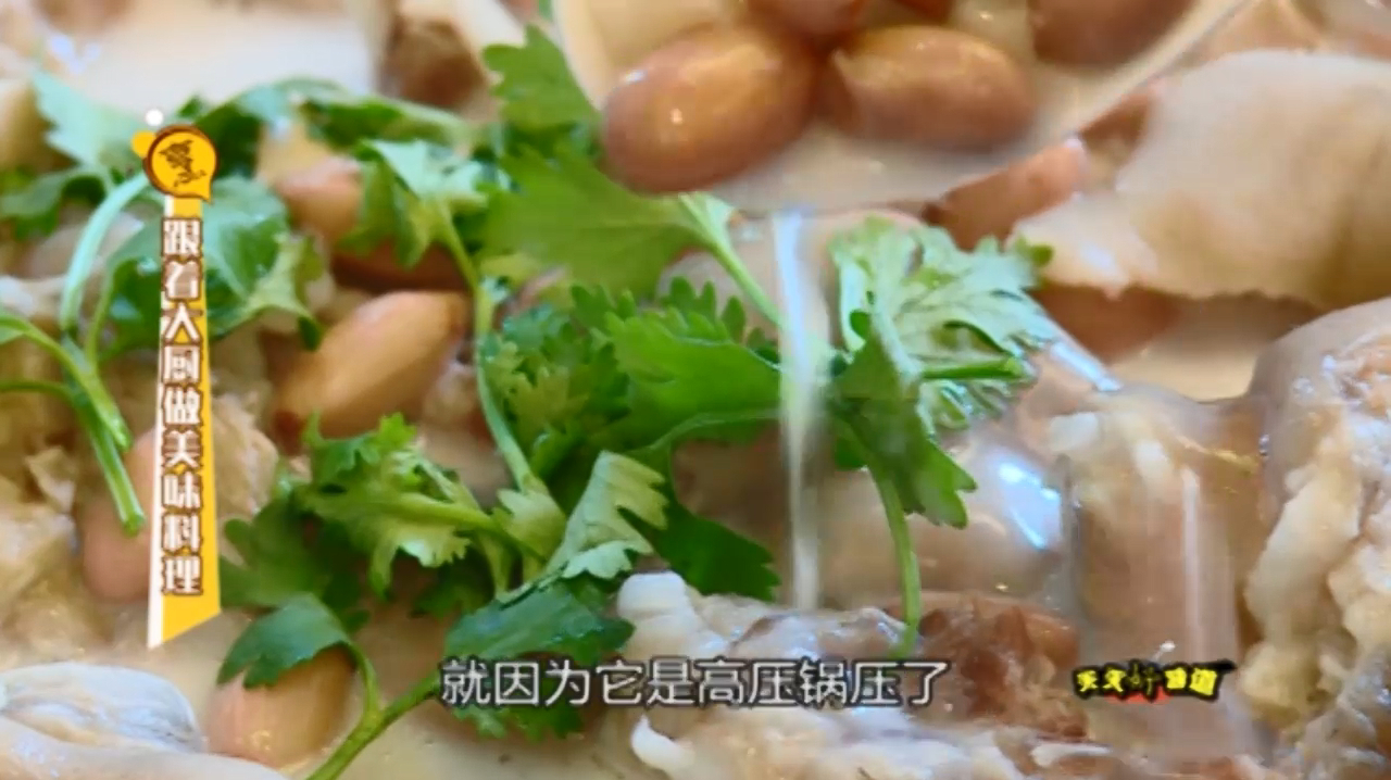 生活小妙招:跟着大厨做美味的花生炖猪蹄,美味又养颜