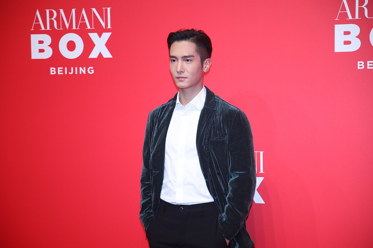 章子怡大秀长腿妆容精致获友人搂腰合影 "辣妈"张梓琳单手叉腰摆pose