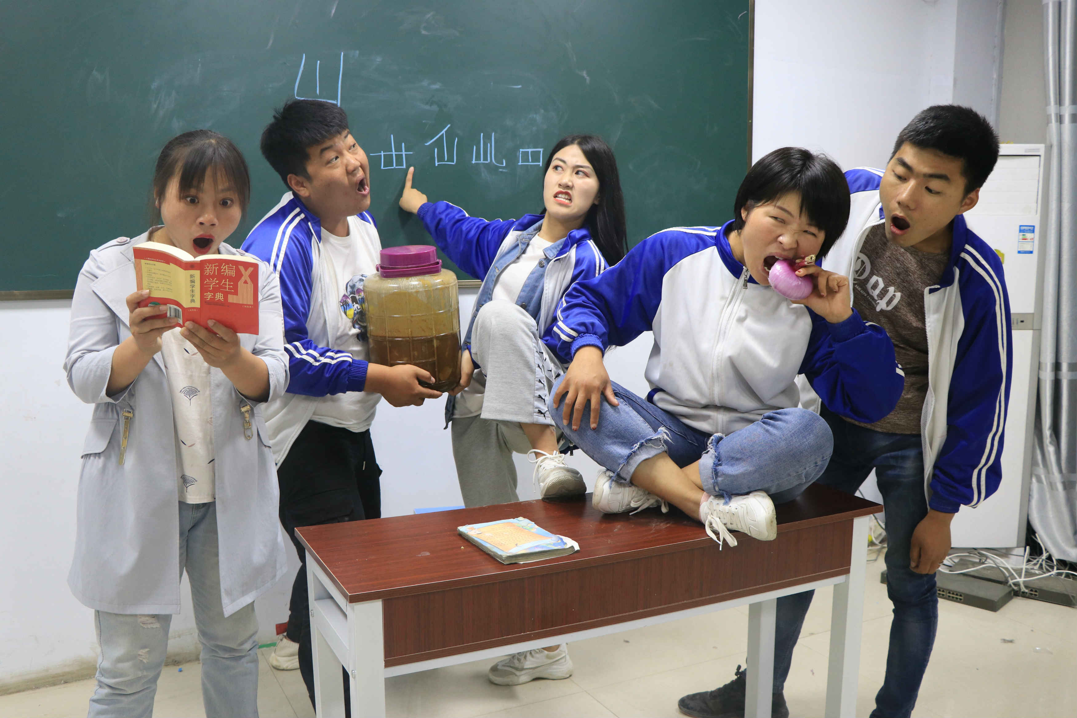 #搞笑视频#学校食堂饭菜难吃学生吃不下,老师出题山字加一笔答对奖好吃的,学霸分分钟写出,老