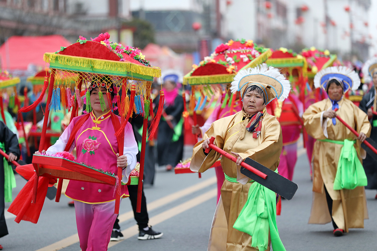 作为一种祭祀仪式飘色巡游成为一种人与神沟通的中介通过巡游人们娱乐和回报神明从而实现现世的利益。