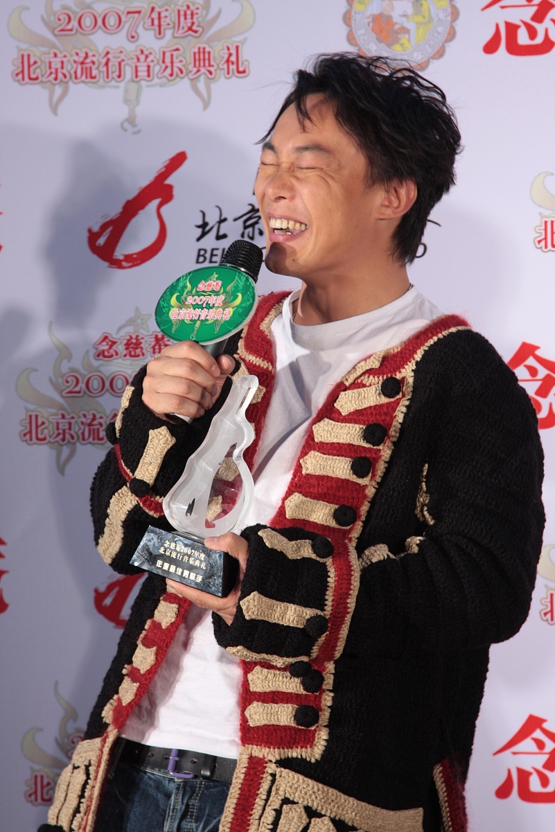 陈奕迅音乐风格演变：从早期流行到如今的现代流行