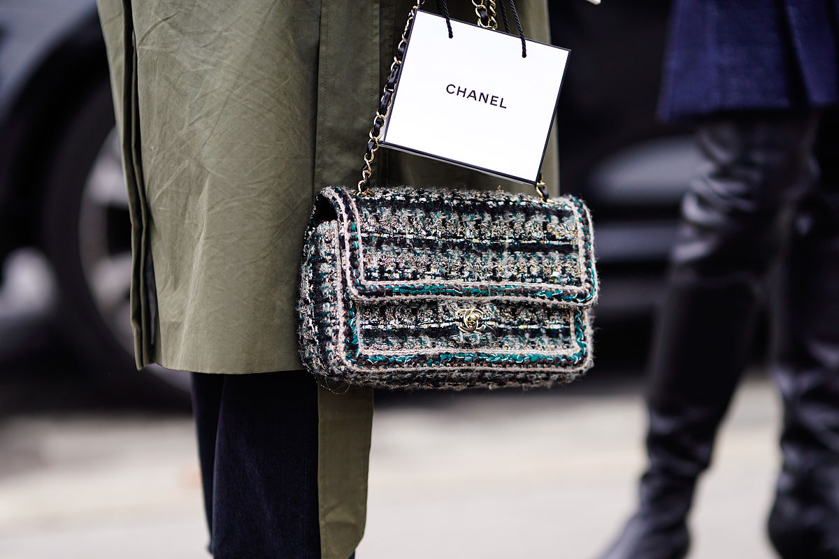 优化以下文字：Labo将在深圳开设门店Burberry中国第一财季收入大涨46Burberry日前发布第一财季初步业绩数据在截至7月1日的三个月内其销售额同比大涨18主要得益于中国市场46的强劲增长推动除中国外的全球业务增长11其中EMEIA增长17南亚太地区大涨39日本也录得44的显著增幅。爱马仕铂金包缪斯Jane Birkin去世据法国文化部消息著名演员、歌手兼创作家Jane Birkin于7