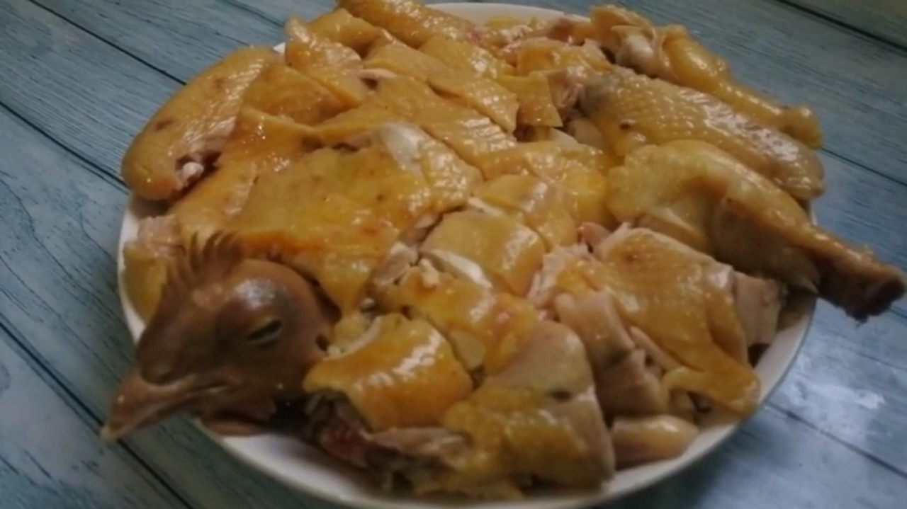 广式白切鸡家常做法,皮爽肉滑,清淡鲜美,做法简单!