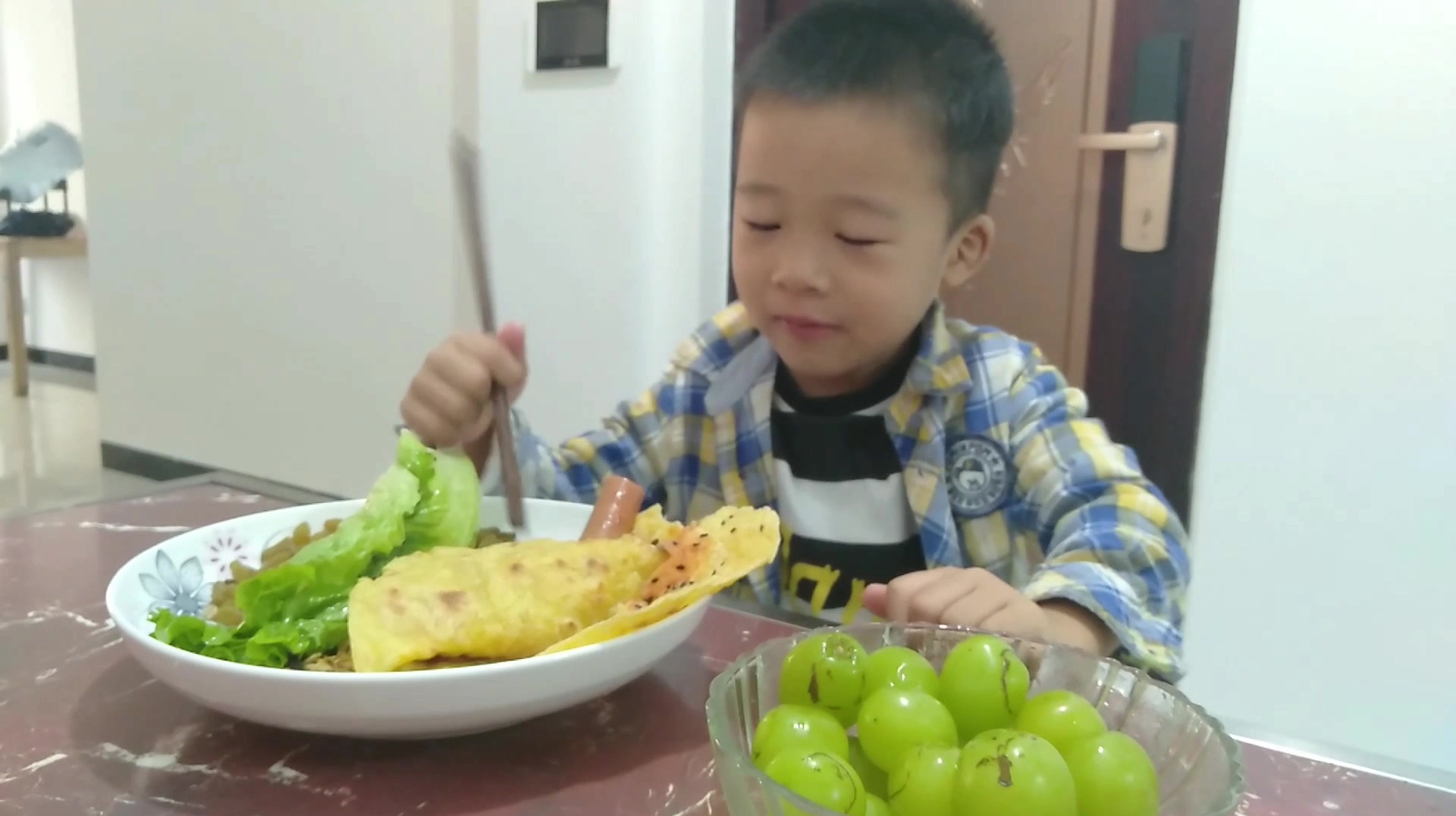 幼儿园里有早餐吃,吃的比较简单,所以平时都会早起给子涵做早餐