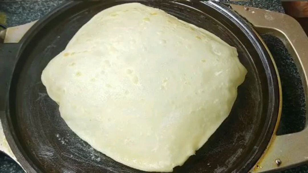 鸡蛋灌饼家常做法,半烫面,一揉一擀,张张鼓大泡