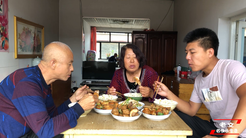 2019年中秋节山西人这样过,全家坐在大炕头有鱼有肉生活美滋滋