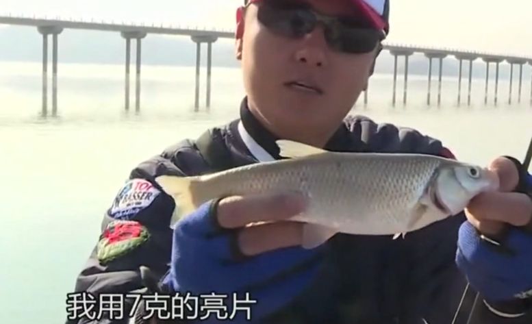 这位钓友的运气真不错,在结冰的天气还能用路亚接连钓获雅罗鱼