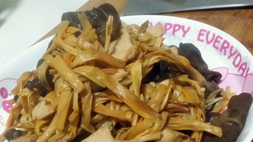 黄花菜木耳炒肉片,荤素搭配营养均衡,做法简单一学就会