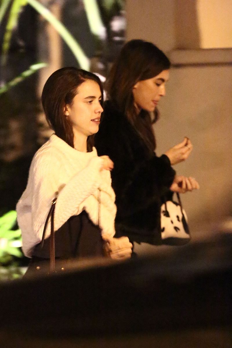 请翻译 In Naples Matilda forgets the lover she has left in England and falls in love with the Count Avellino The English lover turns up rather dramatically but though he wounds the Count in a duel he fa