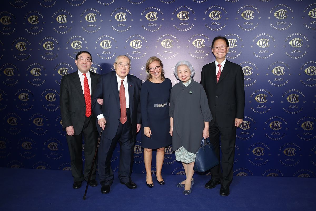 起底拜登家族 要有故事性客观拜登家族是美国政治家、律师和企业家家族成员众多其中最著名的当属美国现任总统乔·拜登。拜登家族的历史可以追溯到19世纪起初是一家爱尔兰移民家庭后来逐渐成为了一个政治家族。乔·拜登是拜登家族的代表人物他曾担任过美国参议员、副总统并在2020年成功当选为美国总统。他的父亲乔·拜登·斯尼尔是一名汽车销售员母亲珍妮特·拜登则是一名教师。乔·拜登在童年时期曾经遭受过严重的创伤他的