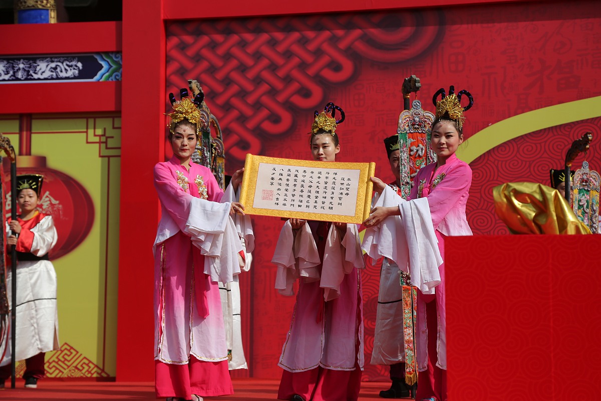 秦始皇为何被称为'万世帝王'？历史地位与影响