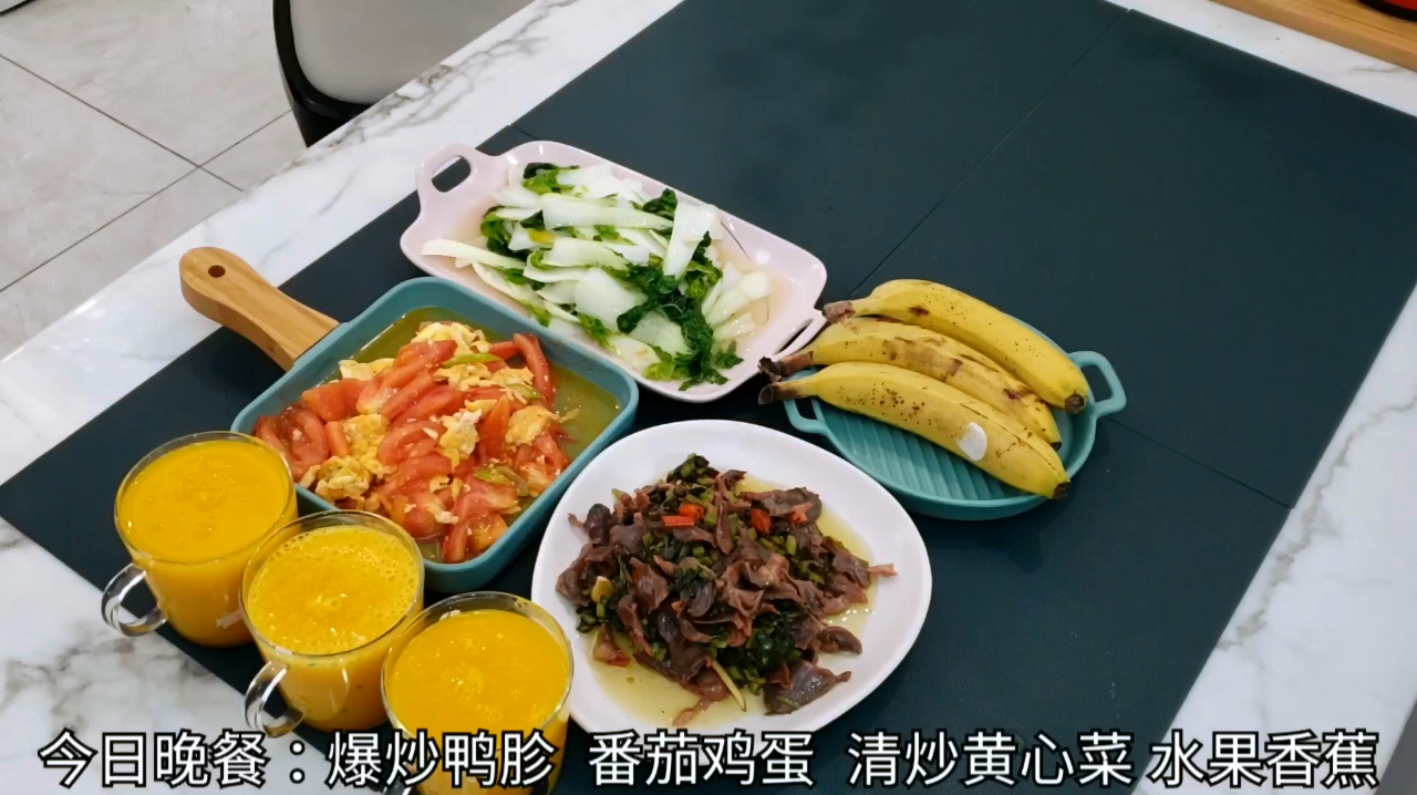 媳妇晚餐炒3道家常菜,搭上南瓜小米糊,老公说还是在家吃得实惠