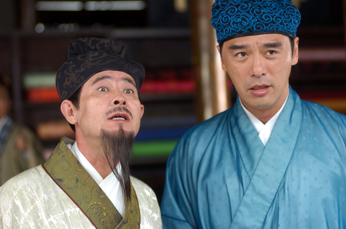 2005年9月22日,搞笑古装剧《飞上枝头的凤凰》近日在横店紧张拍摄.钟