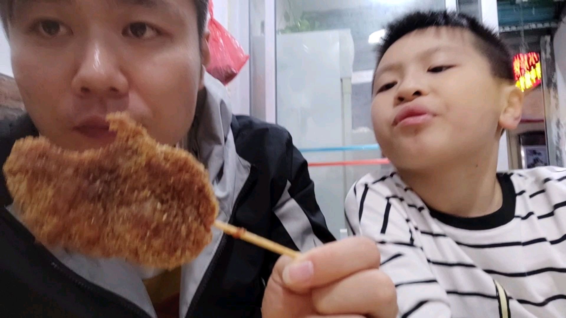爸爸带儿子吃烧烤,久没吃的儿子见到烧烤是如此兴奋