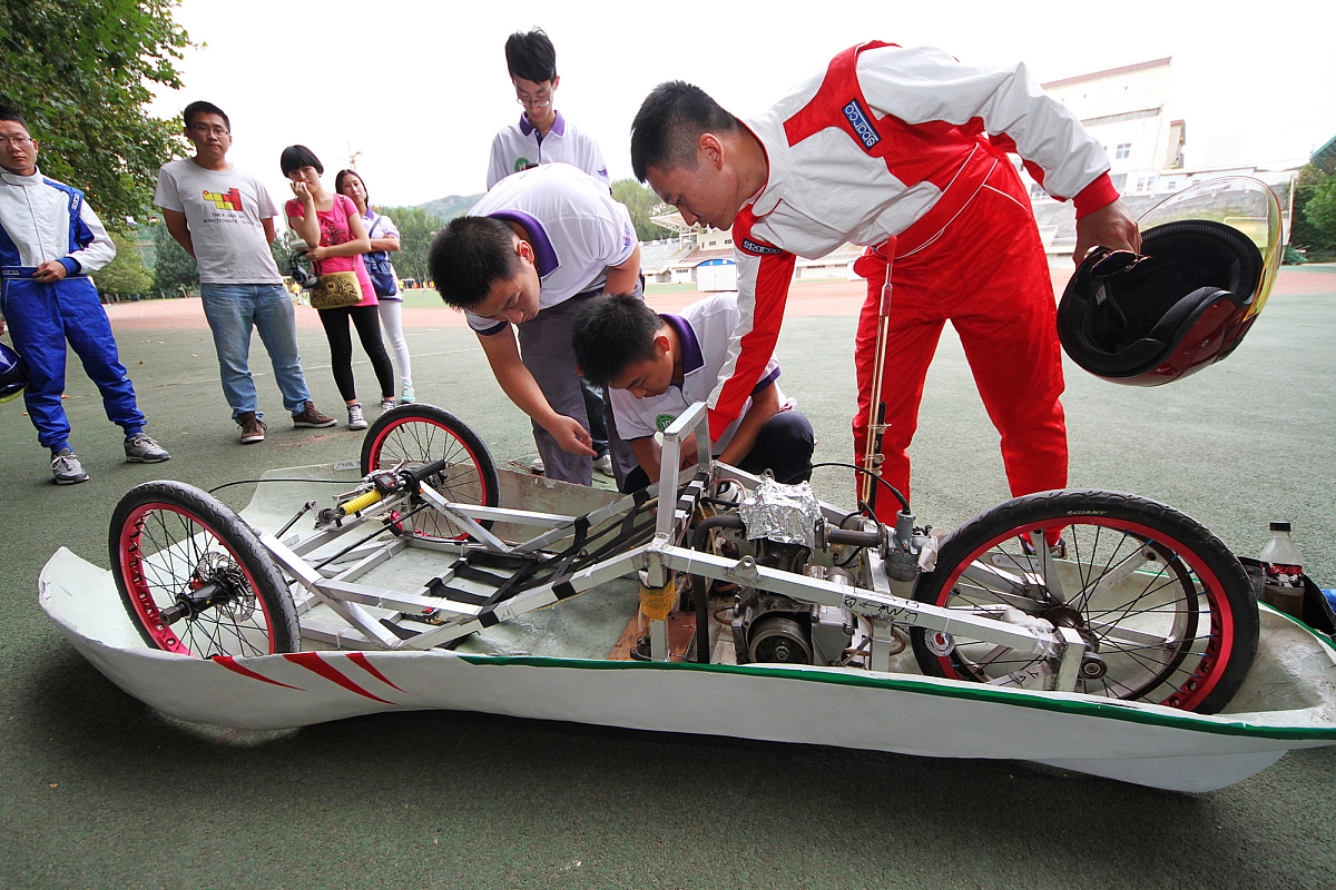 ***_***2014年09月16日,在山东烟台鲁东大学,试车手正在与同学检测油