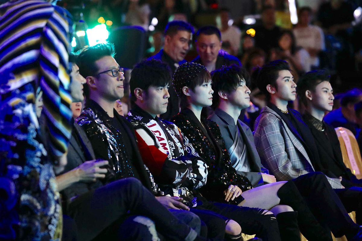 上下班路上听什么歌？推荐这首旋律欢快，歌词励志的《Counting Stars》！