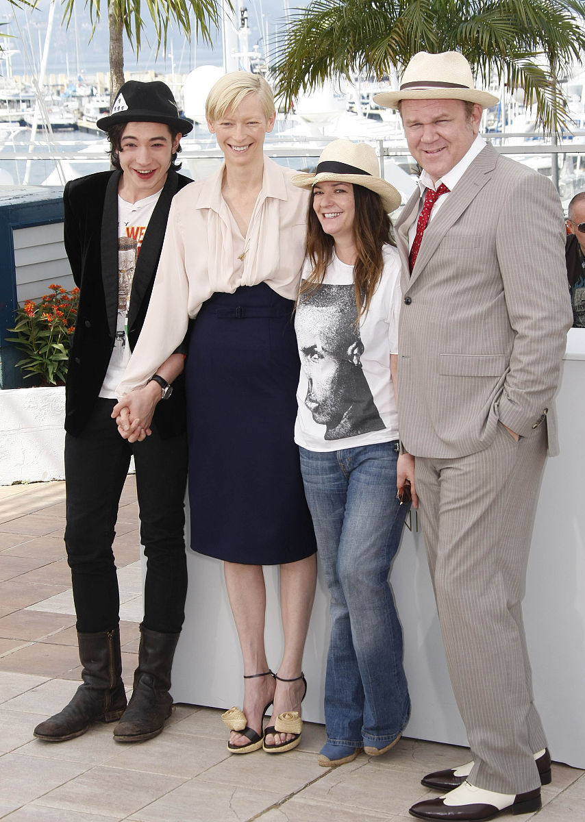 概括这本书领导力21法则列出书中主要观点每个观点在那一页列出并举例说明《领导力21法则》是由约翰·C·马克斯威尔所著的一本关于领导力的畅销书。该书提供了21条实用性强的领导力法则以帮助读者成为更好的领导者。以下是该书的主要观点及其举例：1 法则1：影响力。影响力是领导力的基础。影响力的来源包括信任、关系和能力。P15-16。例如一个领导者通过与员工建立信任和关系以及展示自己的能力可以获得更大的影响