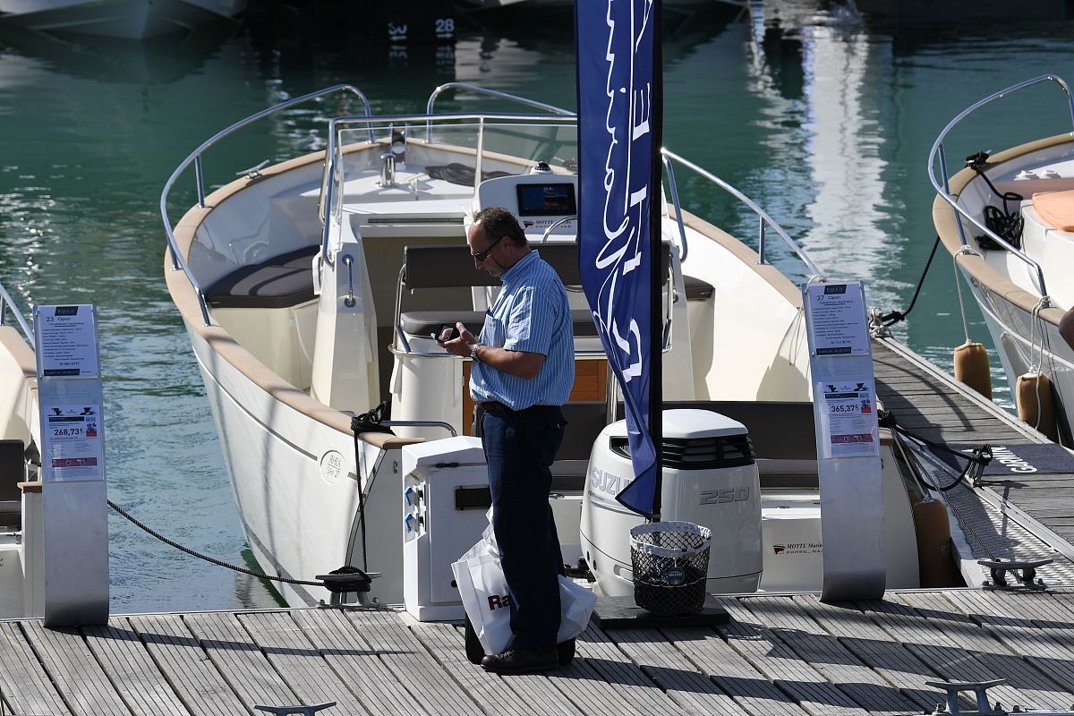 新式水下清洁飞机的设计灵感：解决船体污垢清洁难题