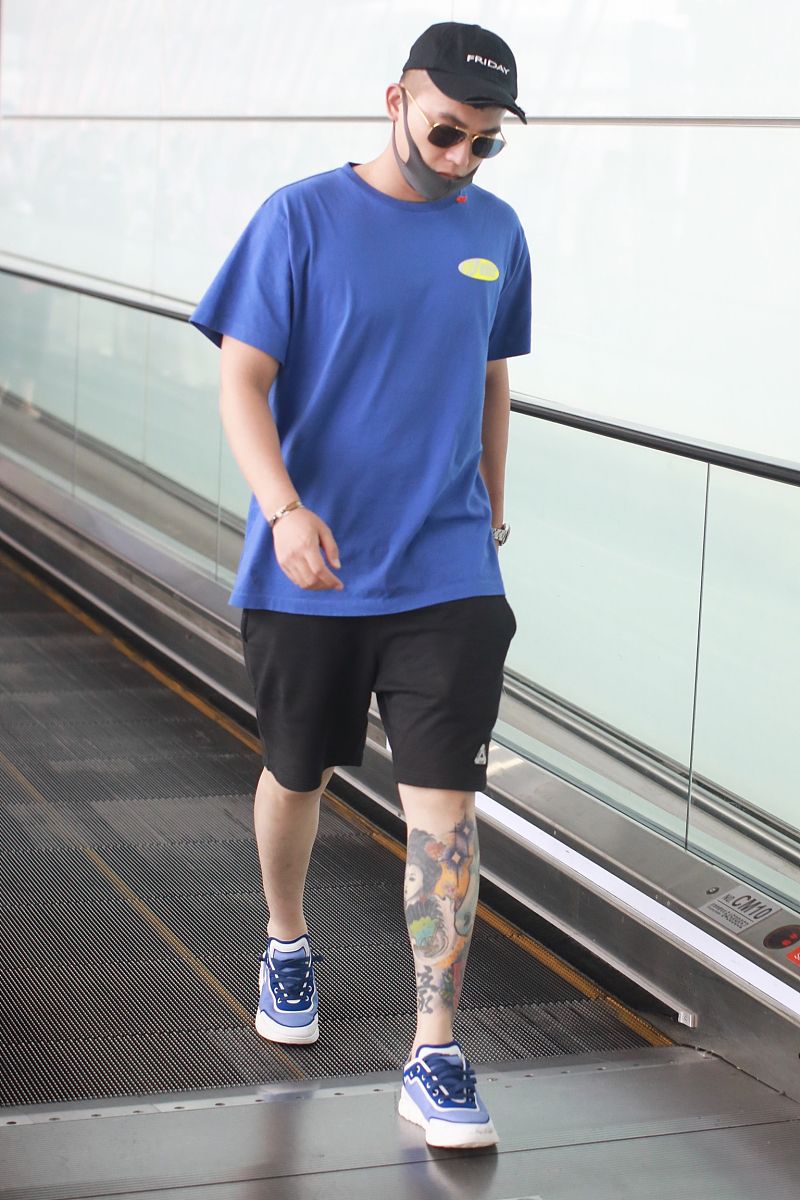 撰写一篇夏日穿搭美文关键词：阳光男孩、夏天、T恤、简约风格童趣活力