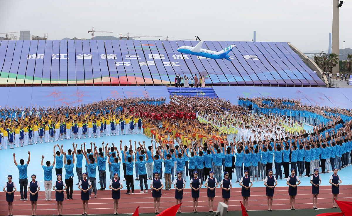 海洋与环境学院方队：守护蓝色星球，舞动青春活力！