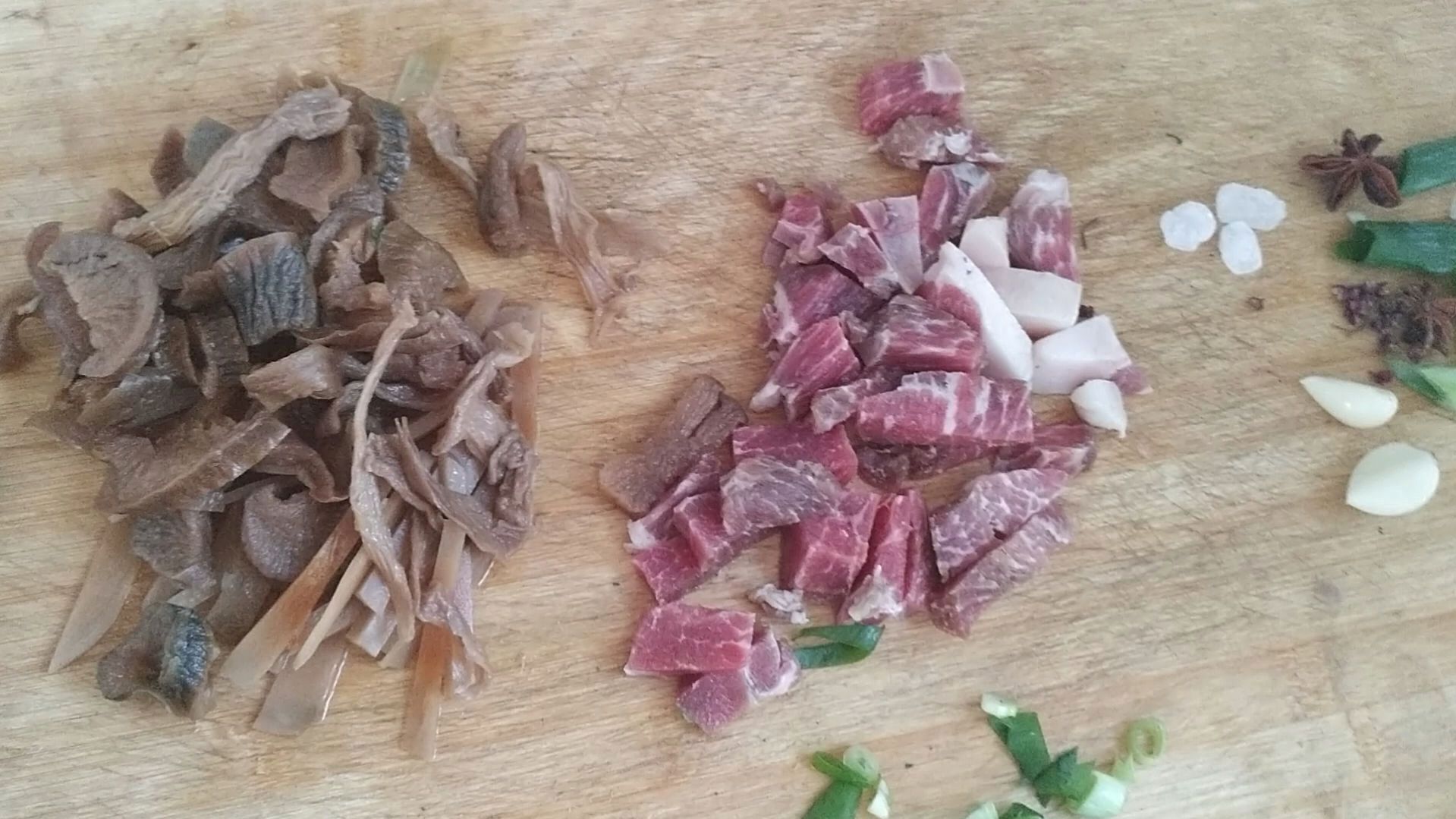 红烧肉焖咸菜客家菜