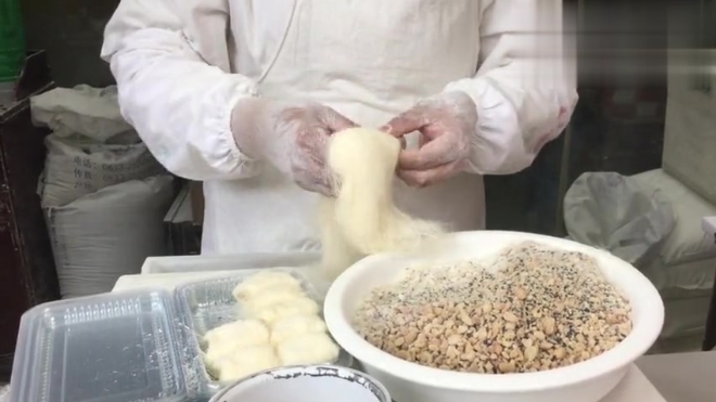 杭州一家百年龙须糖店铺 现做现卖 排队的人很多