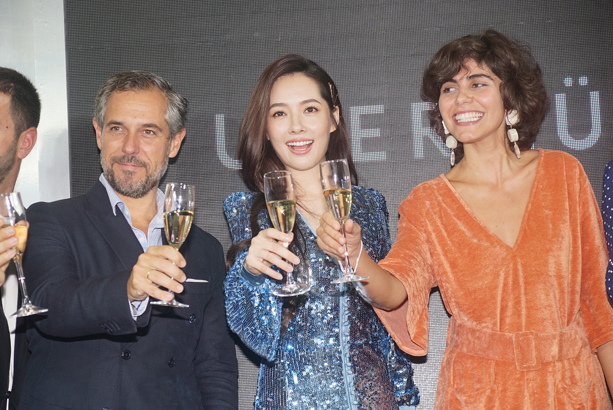 女神肿么了?郭碧婷发福脸圆双下巴明显 慵懒卷发显温婉女人味