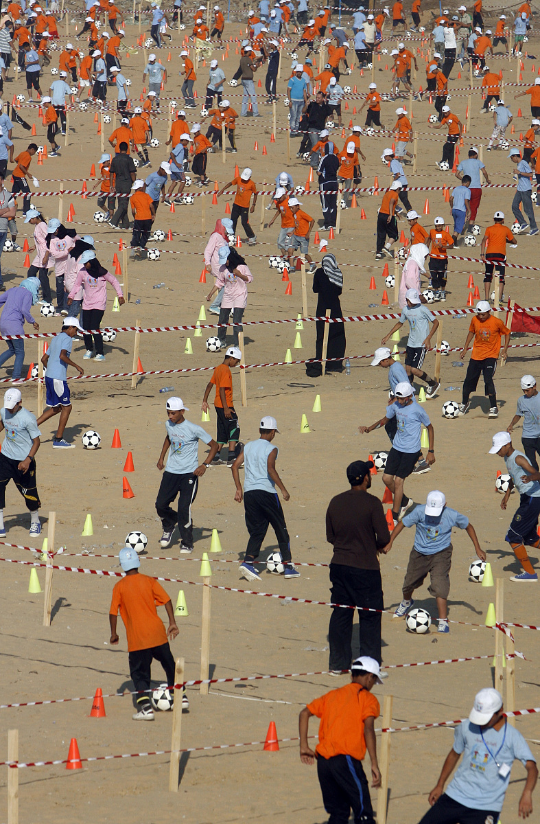 2011年7月14日,加沙南部拉法地区,数千巴勒斯坦儿童参加了由联合国难
