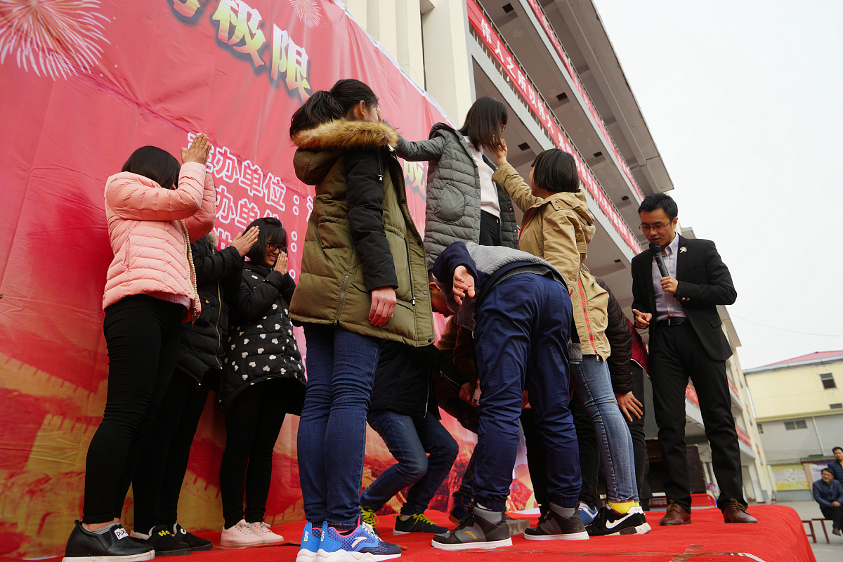 SQL 查询学生表入学总分的最高分和最低分