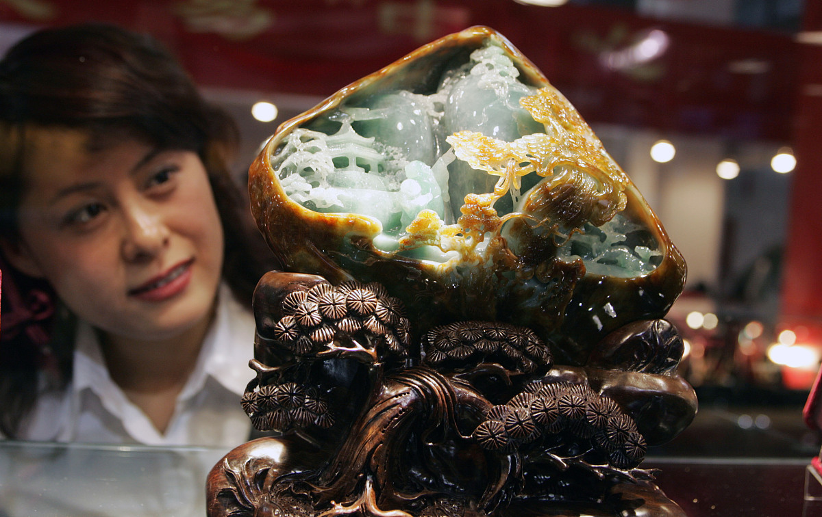 2007年 11月 1日 , 观众 在 看 玉石 雕塑 .+++_+++中国 国际 珠宝 展