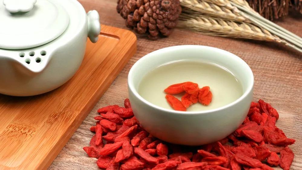 枸杞和它天生一对,泡茶饮,滋阴生津,强肾益精,夜尿不多不频繁