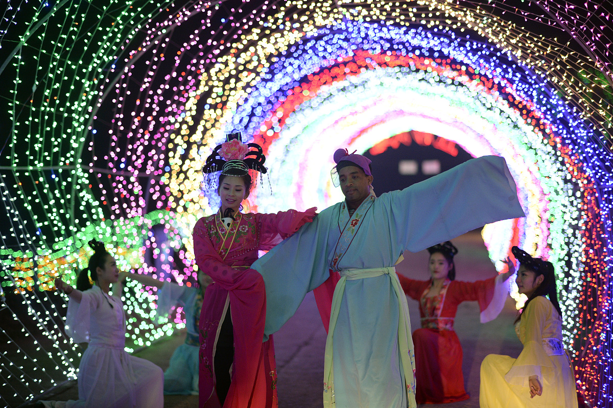 写一段500字的开头主角方墨下班回家后在自己家楼下遇见一个从古代穿越来的神情警惕的小孩